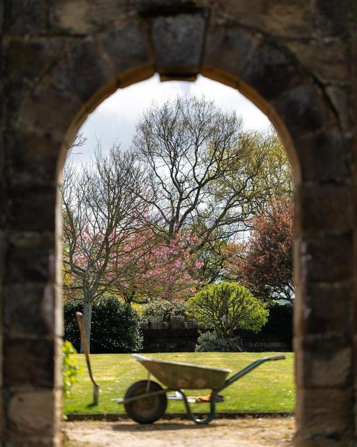 Отель Sneaton Castle Уитби Экстерьер фото