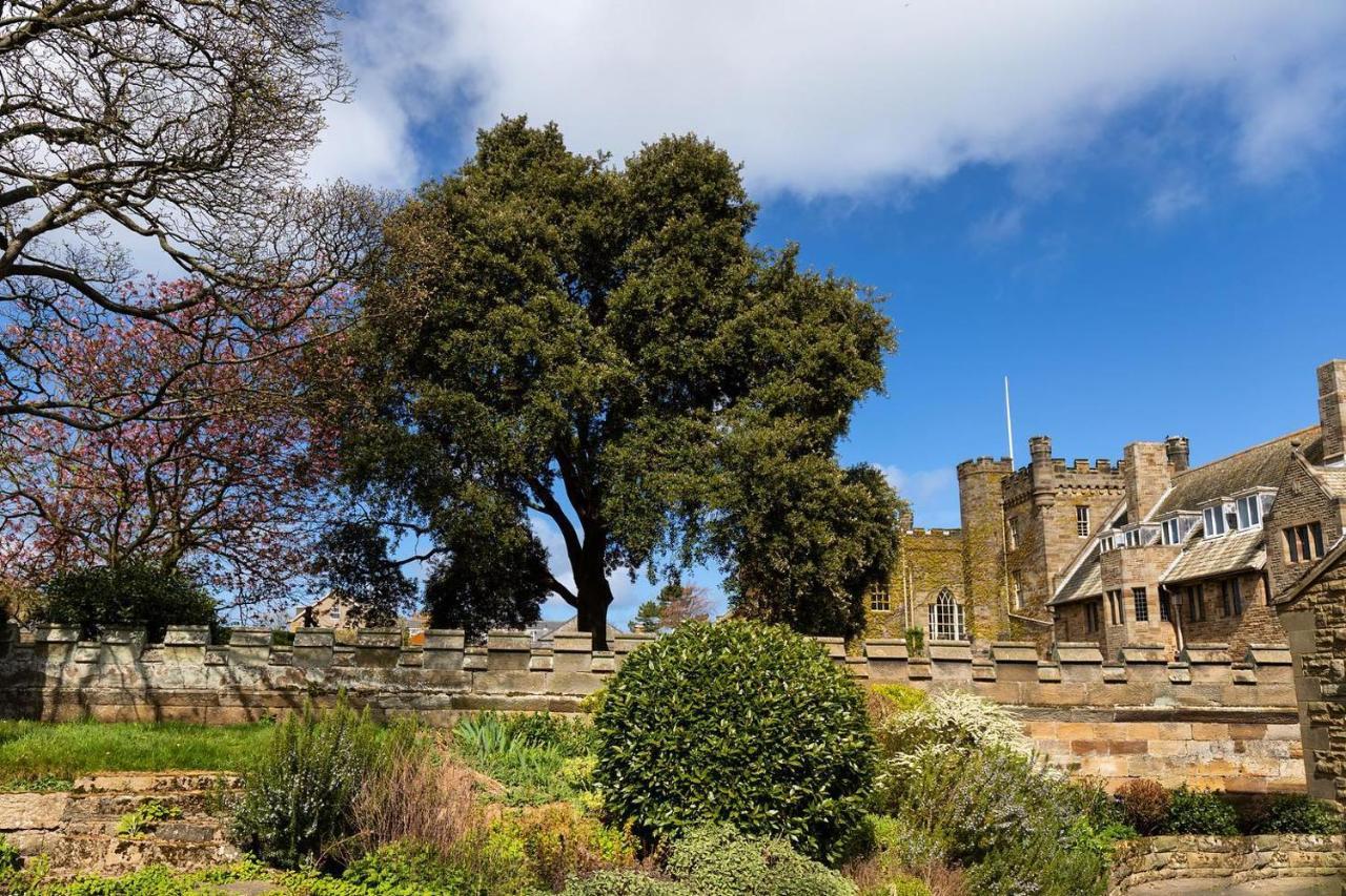 Отель Sneaton Castle Уитби Экстерьер фото