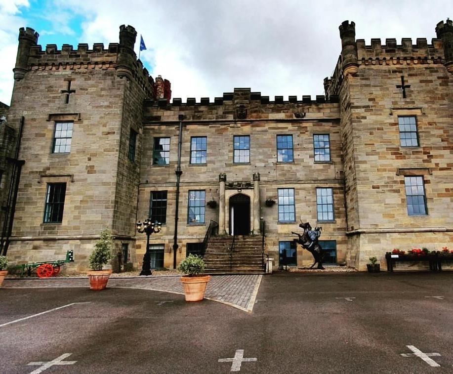 Отель Sneaton Castle Уитби Экстерьер фото