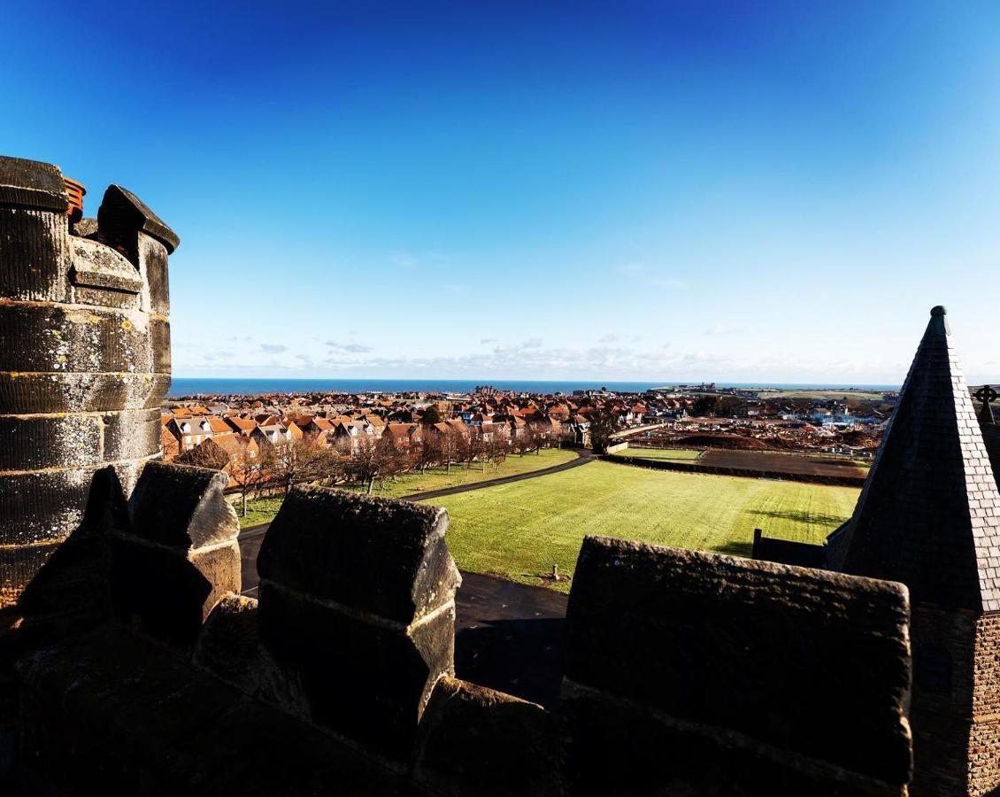 Отель Sneaton Castle Уитби Экстерьер фото