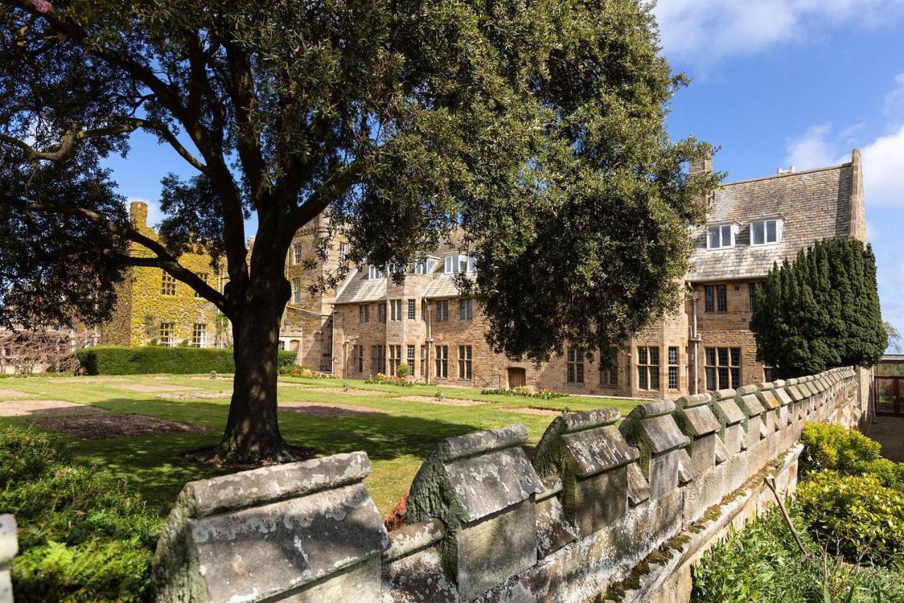 Отель Sneaton Castle Уитби Экстерьер фото