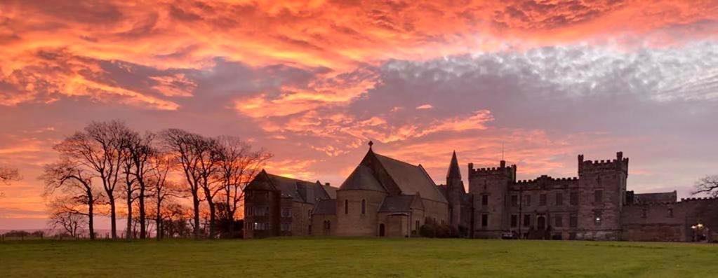 Отель Sneaton Castle Уитби Экстерьер фото