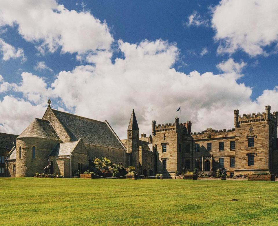 Отель Sneaton Castle Уитби Экстерьер фото