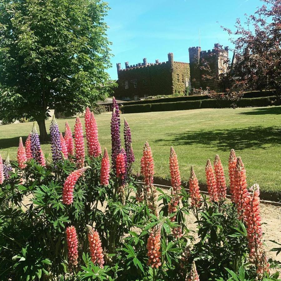 Отель Sneaton Castle Уитби Экстерьер фото