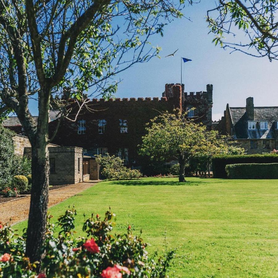 Отель Sneaton Castle Уитби Экстерьер фото