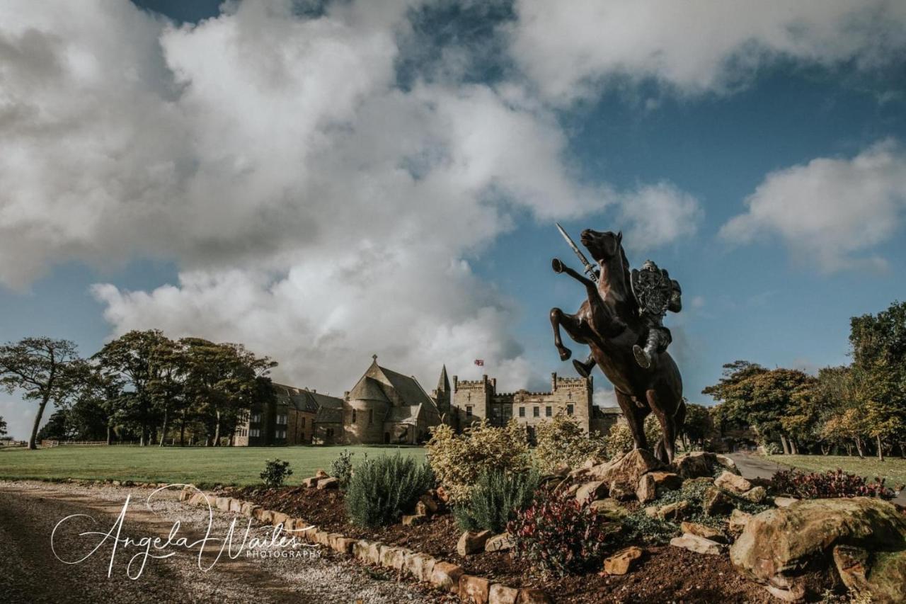 Отель Sneaton Castle Уитби Экстерьер фото