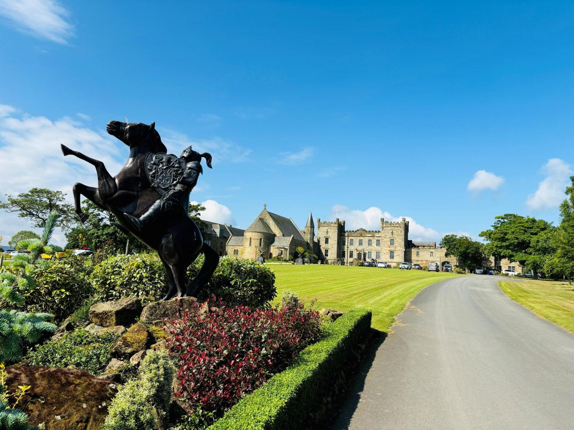 Отель Sneaton Castle Уитби Экстерьер фото